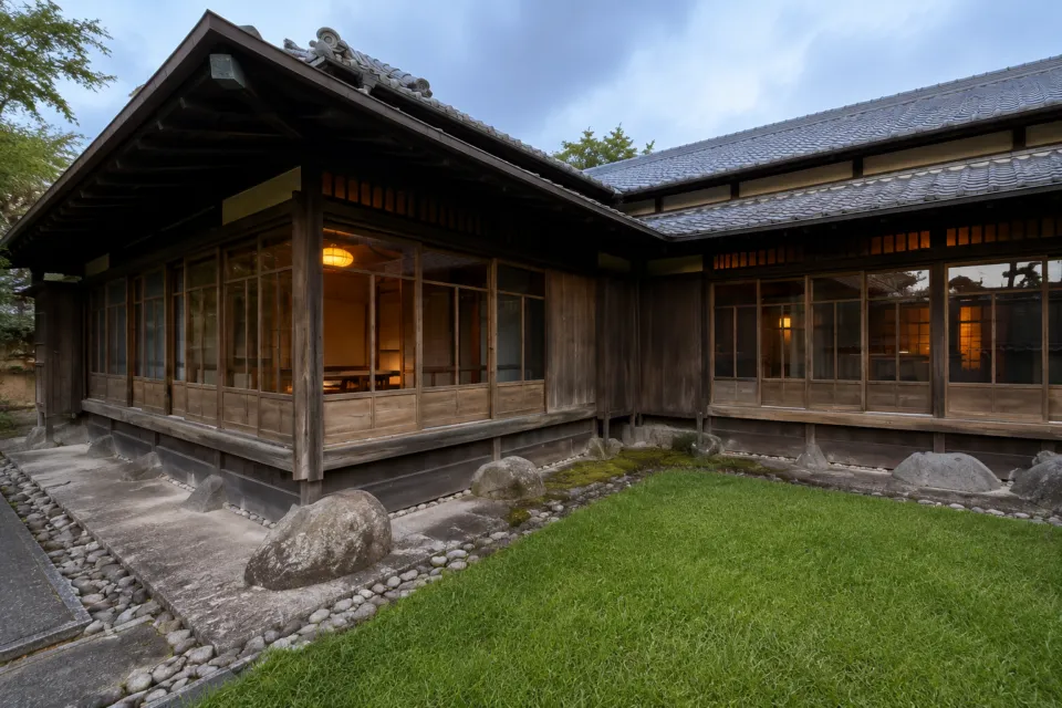 箱根・翠松園の中庭に面した建物外観