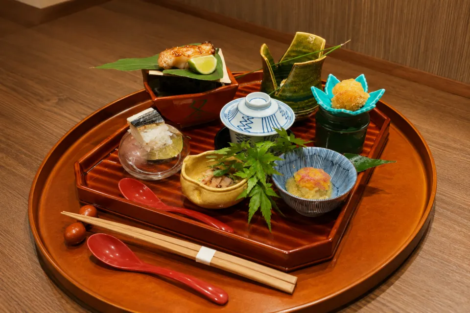 箱根・翠松園の器に盛り付けられた料理