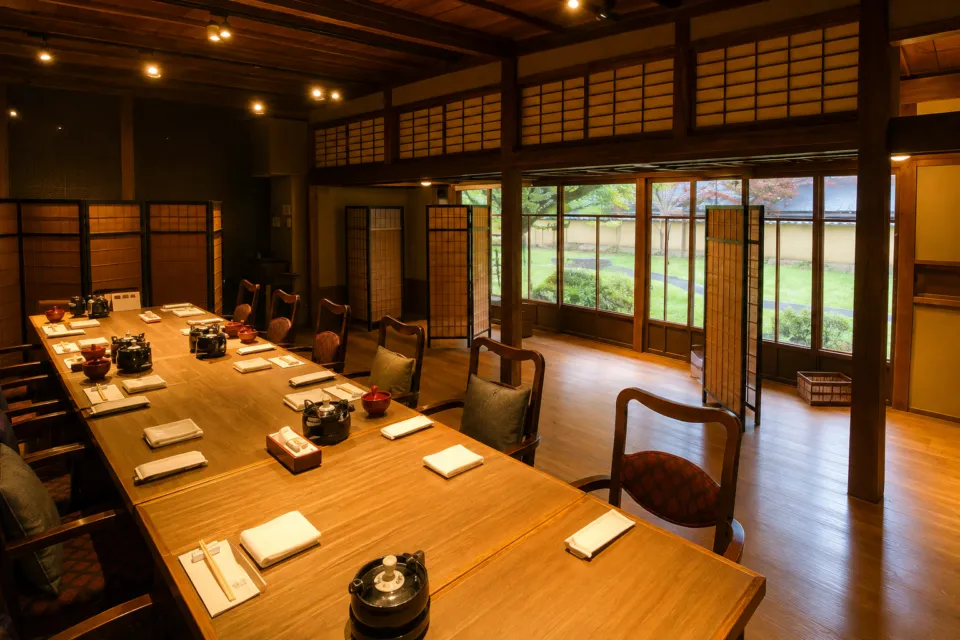 箱根・翠松園の庭を望む食事会場
