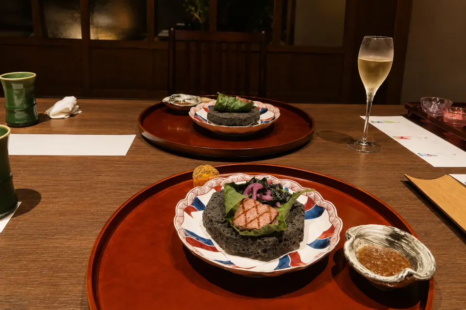 箱根・翠松園の器に盛り付けられた前菜