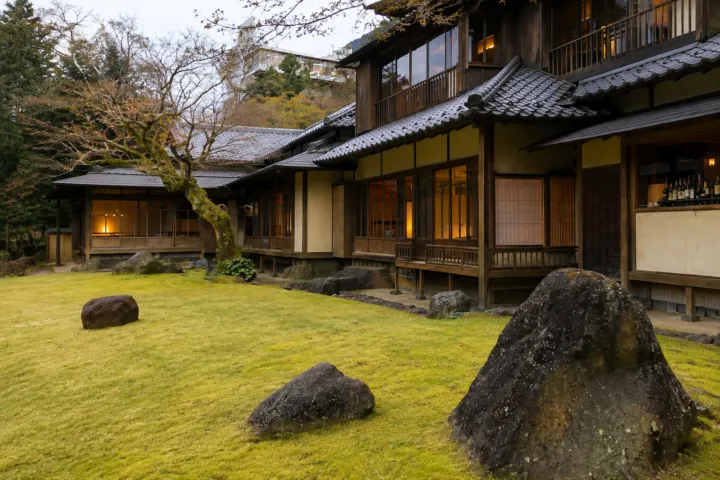 箱根・翠松園の庭園と建物外観