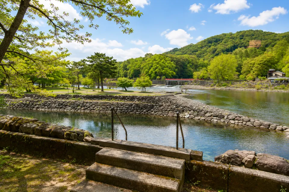 花やしき浮舟園の宇治川と緑を望む景色