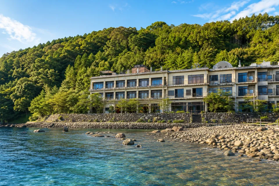 花やしき浮舟園の宇治川沿いの建物外観
