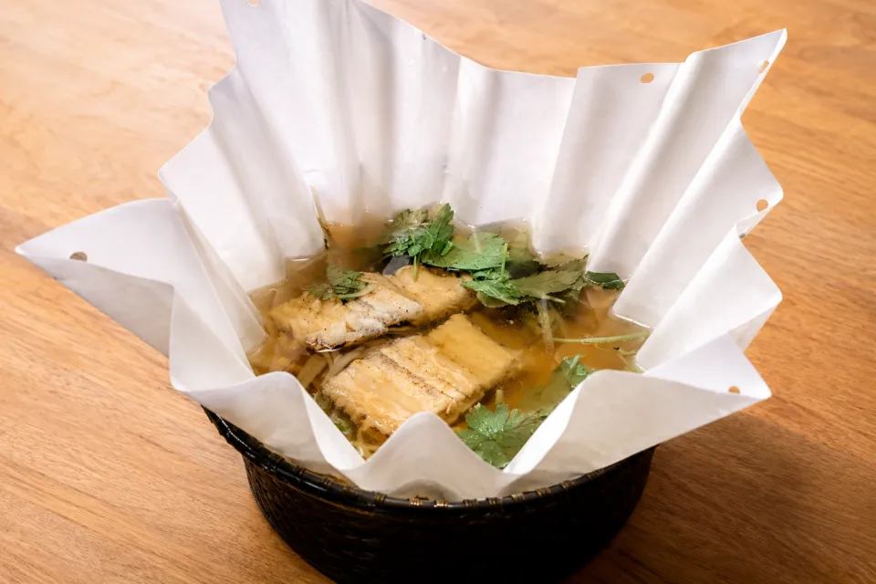 花やしき浮舟園の魚と三つ葉の鍋料理