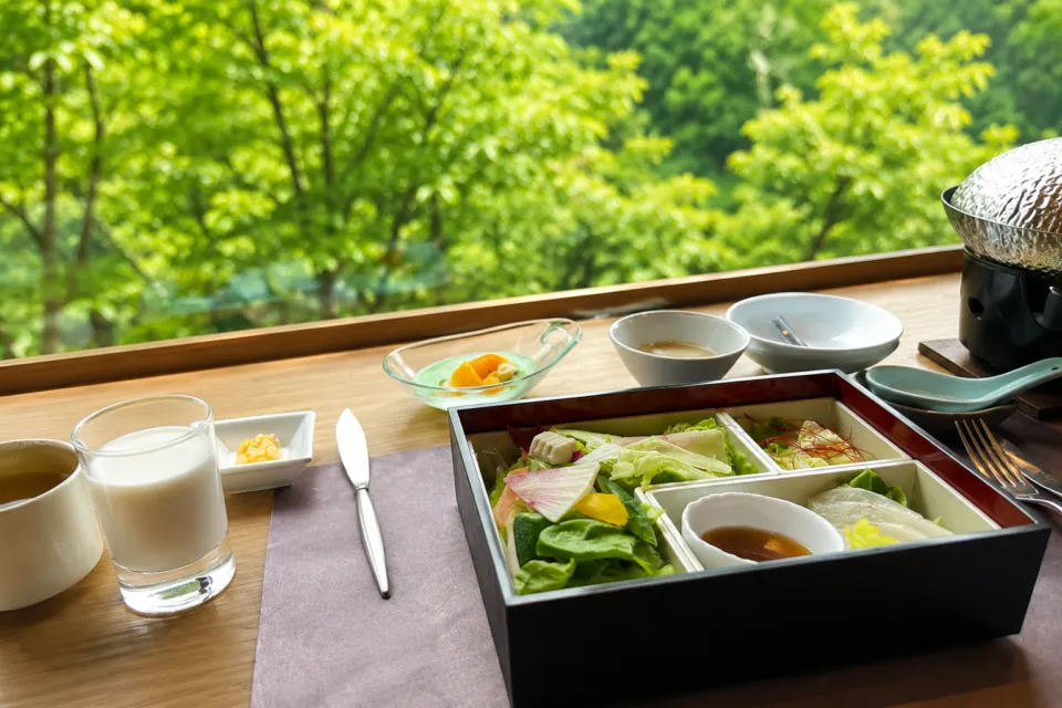 はつはなのサラダを中心とした洋朝食
