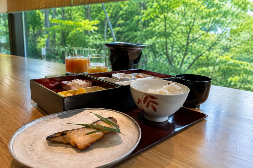 はつはなの焼き魚とご飯を配した和朝食