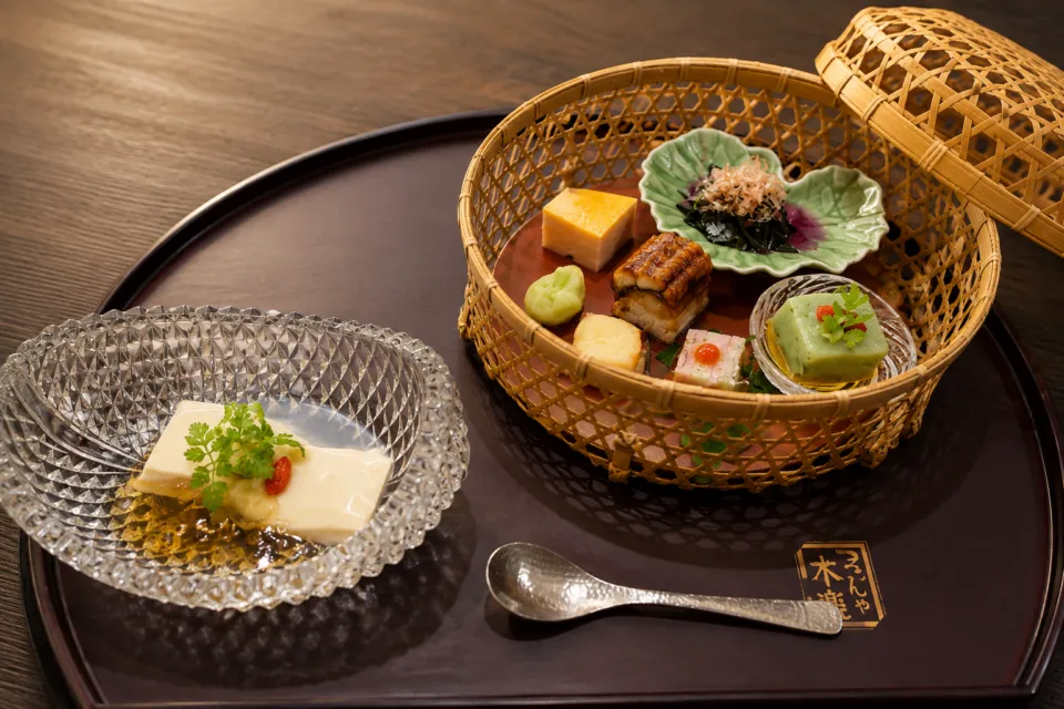 はつはなの籠に盛り付けた和食の前菜