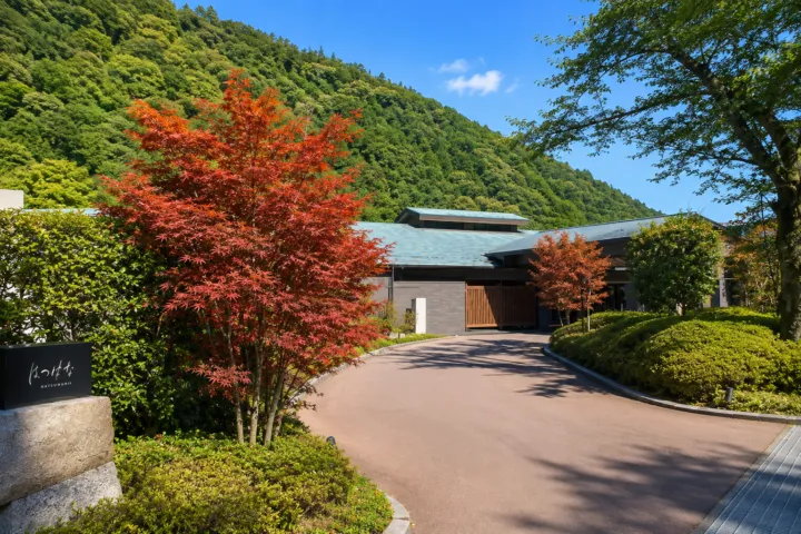 はつはなの正面入口と建物外観