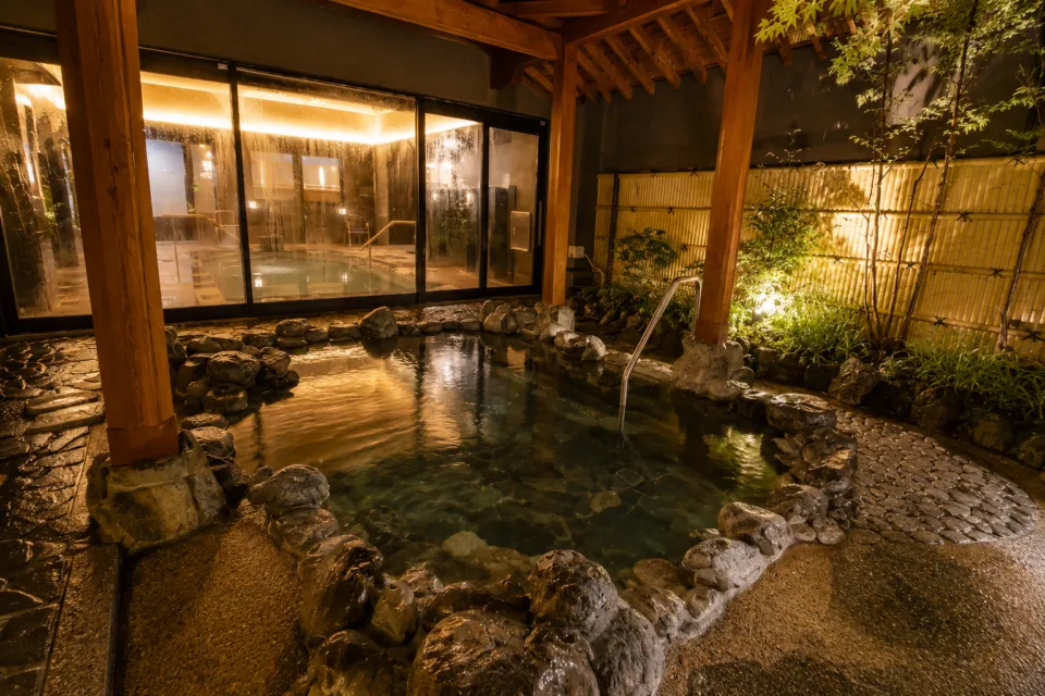 はつはなの夜の岩造り露天風呂