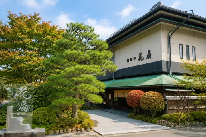 飛騨亭 花扇の正面玄関と建物外観