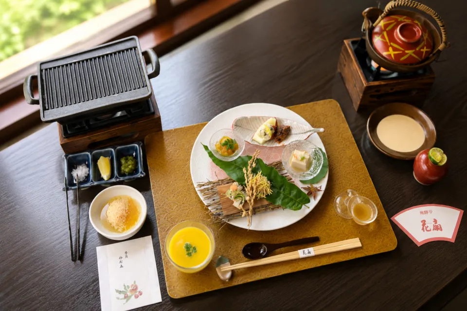 飛騨亭 花扇の季節の前菜を並べた会席料理
