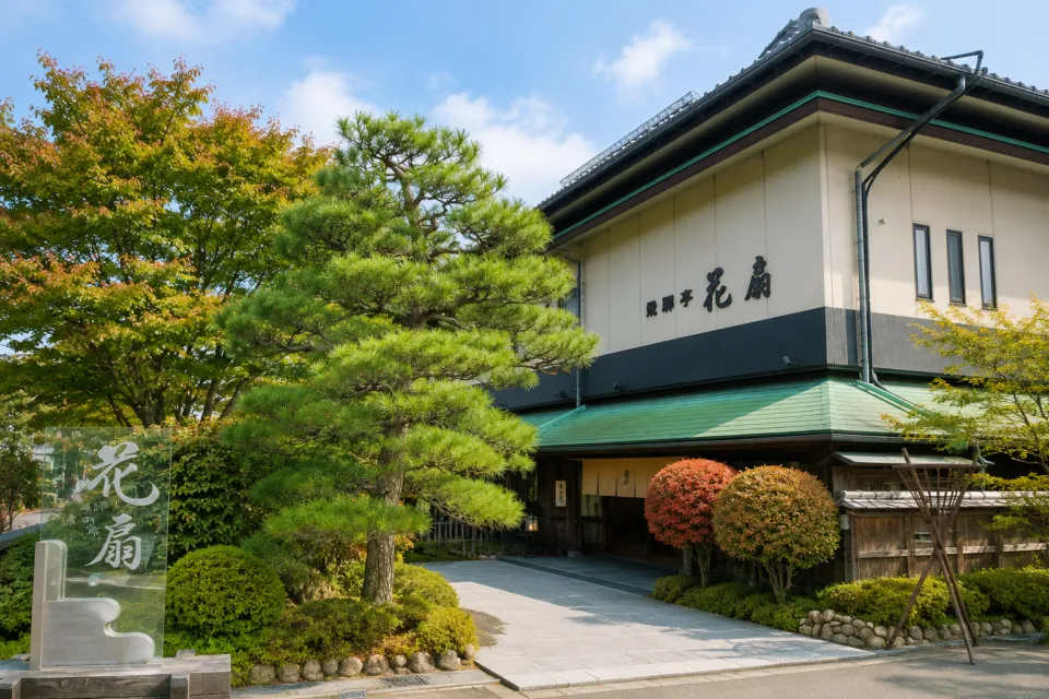 飛騨亭 花扇の正面玄関と建物外観