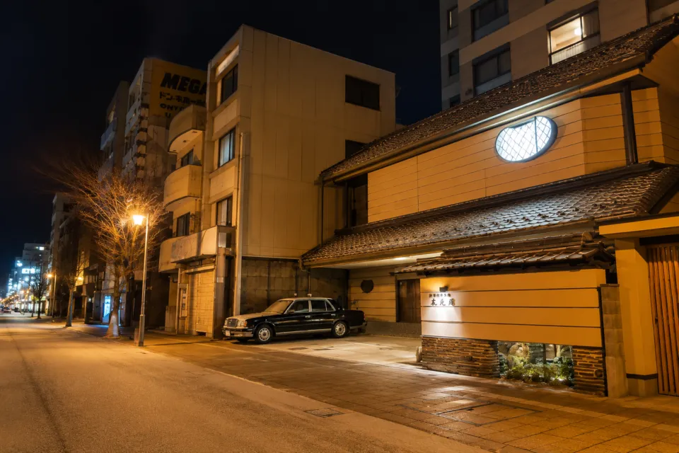 本陣平野屋 花兆庵の夜の通りに面した外観