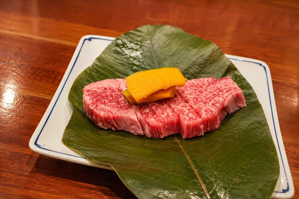 本陣平野屋 花兆庵の朴葉に盛られた牛肉料理