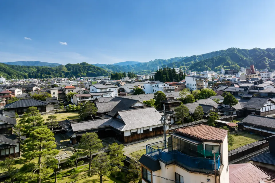 本陣平野屋 花兆庵の山々と街並みの眺望