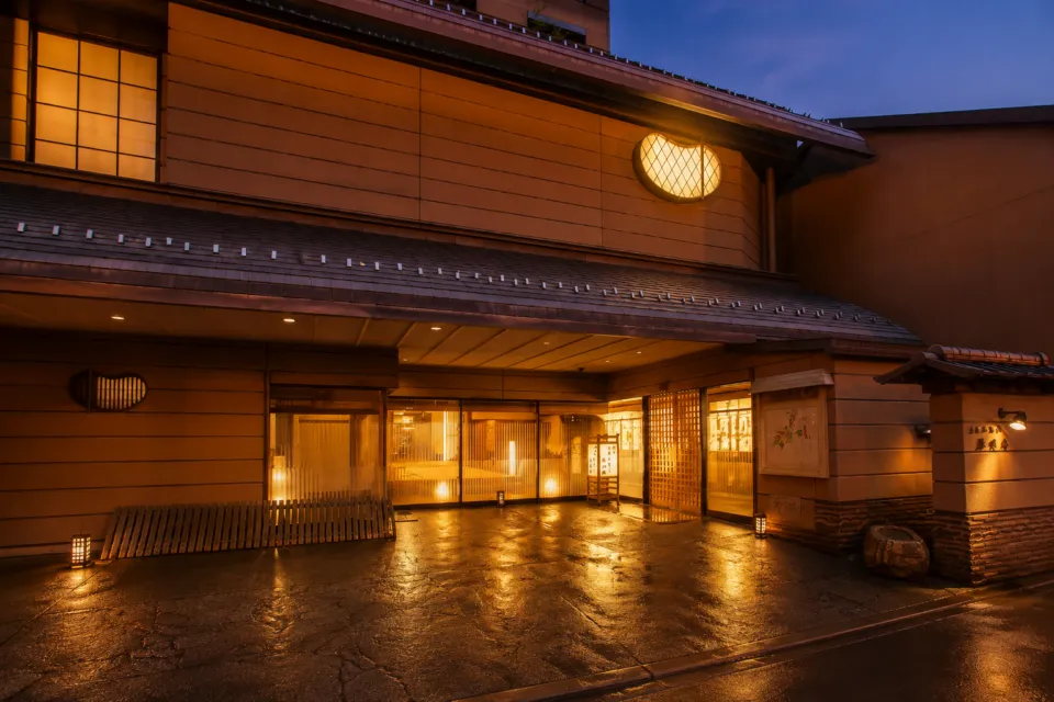 本陣平野屋 花兆庵の夜の正面玄関
