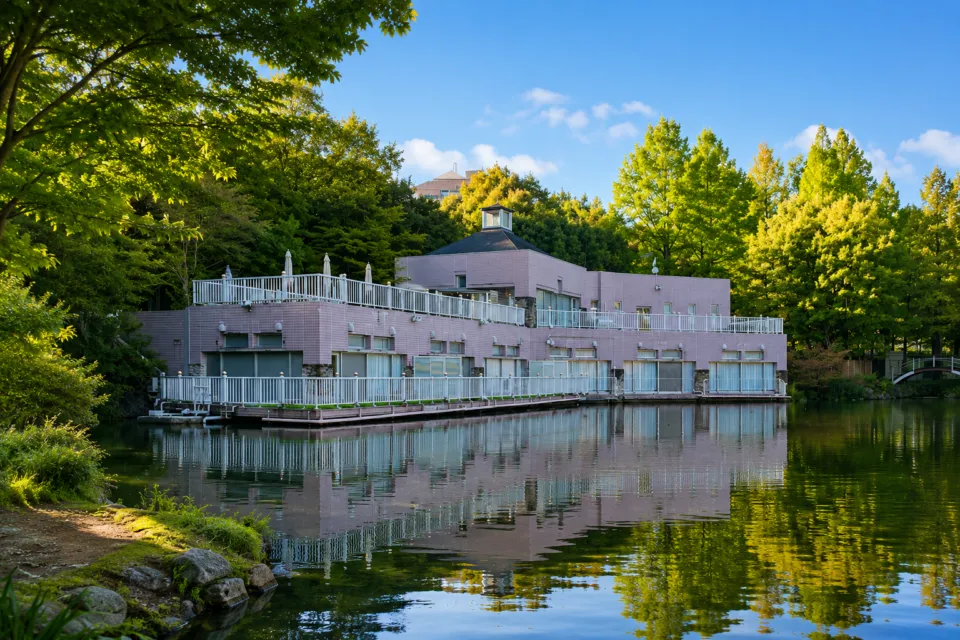 ホテルエピナール那須の池に面した建物