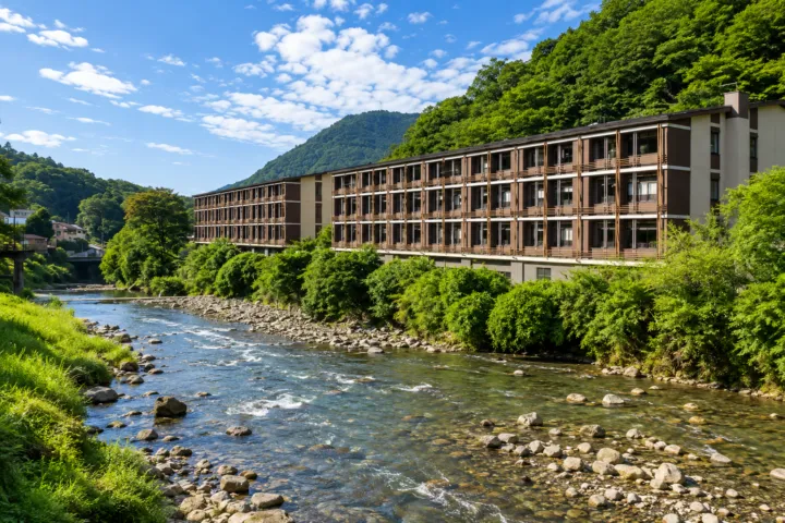 ホテルインディゴ箱根強羅の早川沿いに立つ外観