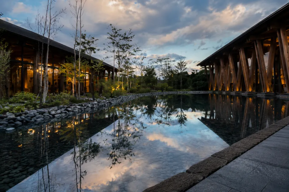 ホテルインディゴ軽井沢の夕暮れの水辺の建物