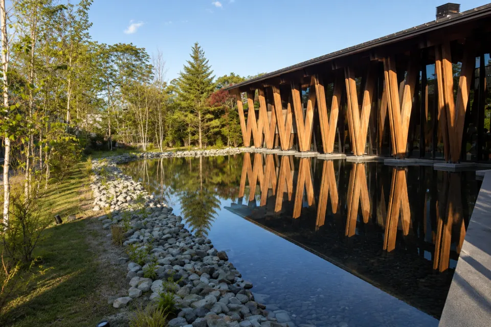 ホテルインディゴ軽井沢の水辺に建つ建物