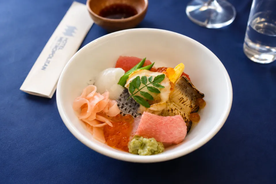 ホテルメトロポリタン秋田の刺身とイクラを盛り付けた海鮮丼