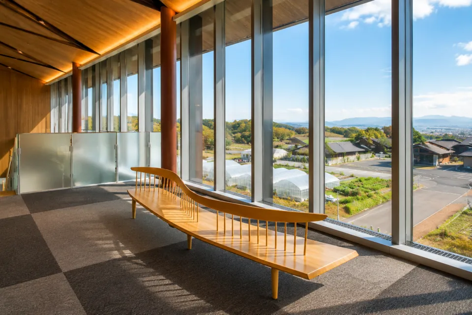 ホテル奈良さくらいの郷の館内窓から望む里山