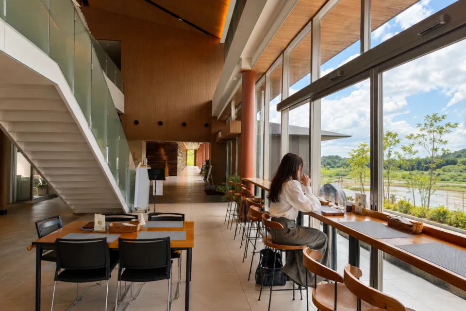 ホテル奈良さくらいの郷の田園を望むレストラン席
