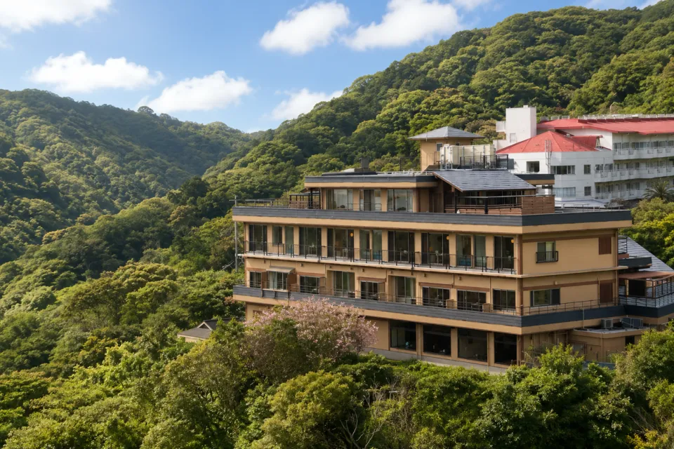 ホテル洲の崎 風の抄の山に囲まれた宿泊棟
