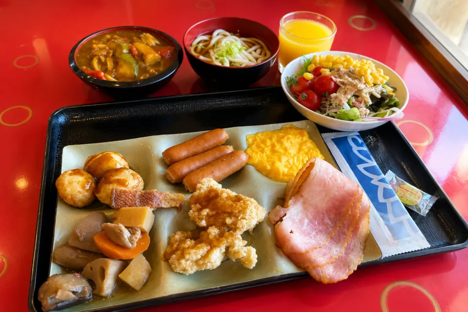 ホテル ユニバーサル ポートのハムや卵料理を盛り付けた朝食プレート
