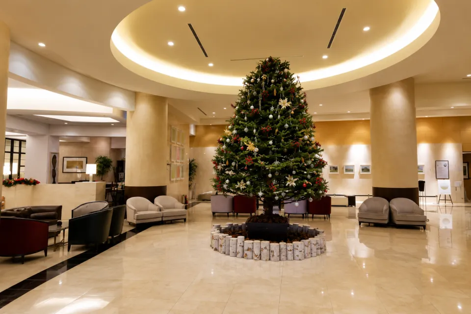 JRタワーホテル日航札幌のクリスマスツリーが飾られたロビー