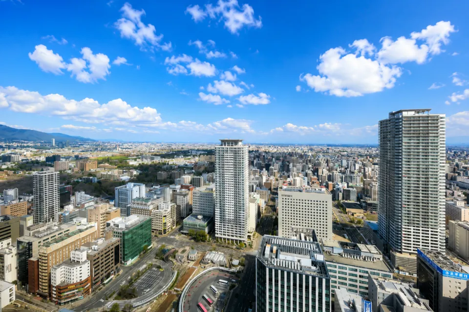 JRタワーホテル日航札幌の高層階から望む青空と札幌市街