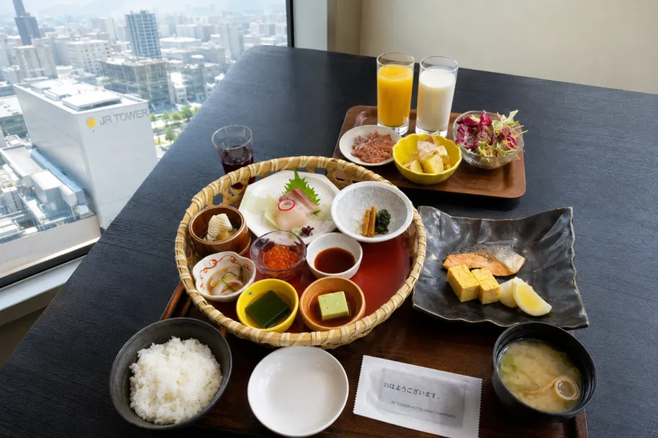 JRタワーホテル日航札幌の刺身と焼き魚を添えた和朝食