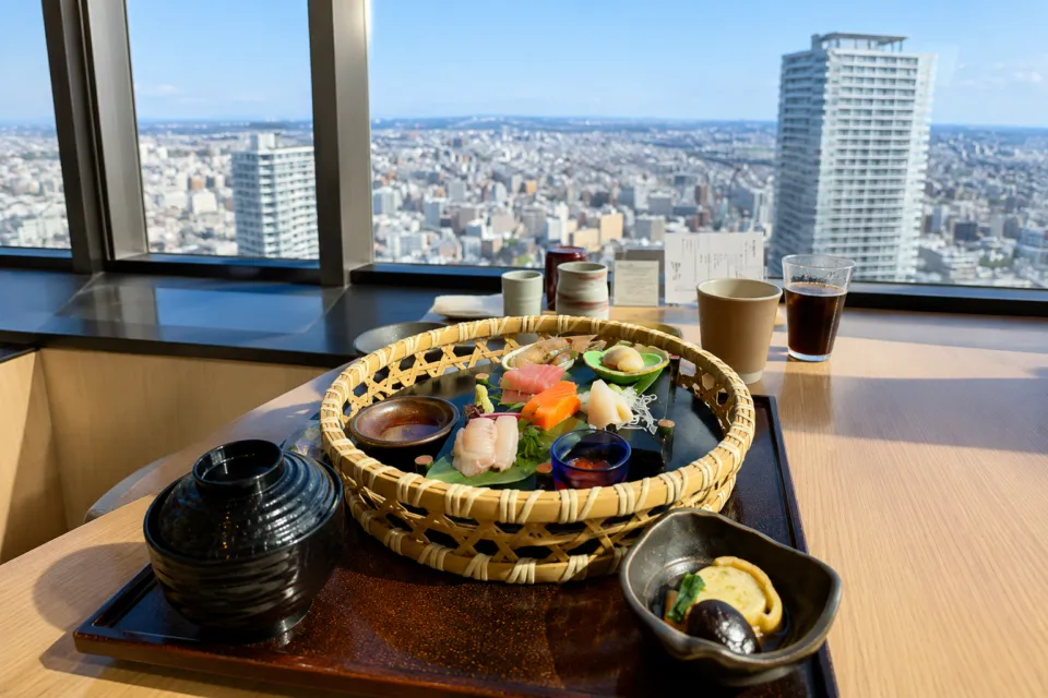 JRタワーホテル日航札幌の市街地を眺める席に並ぶ刺身料理