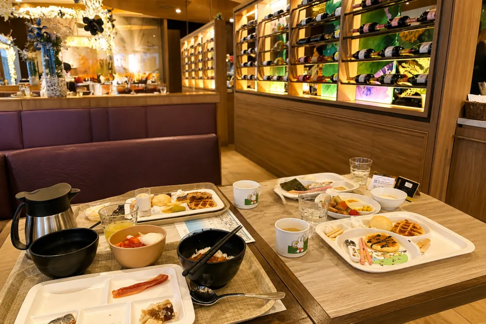 JRタワーホテル日航札幌の朝食会場に並ぶ大人用と子ども用の料理