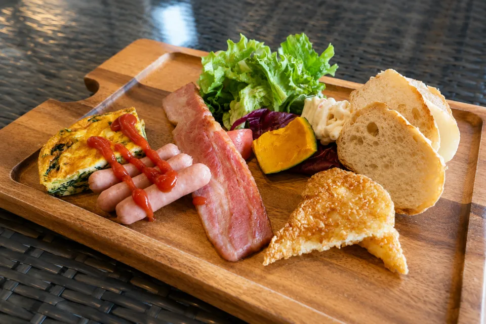 カフー リゾート フチャク コンド・ホテルの卵料理とパンの朝食プレート