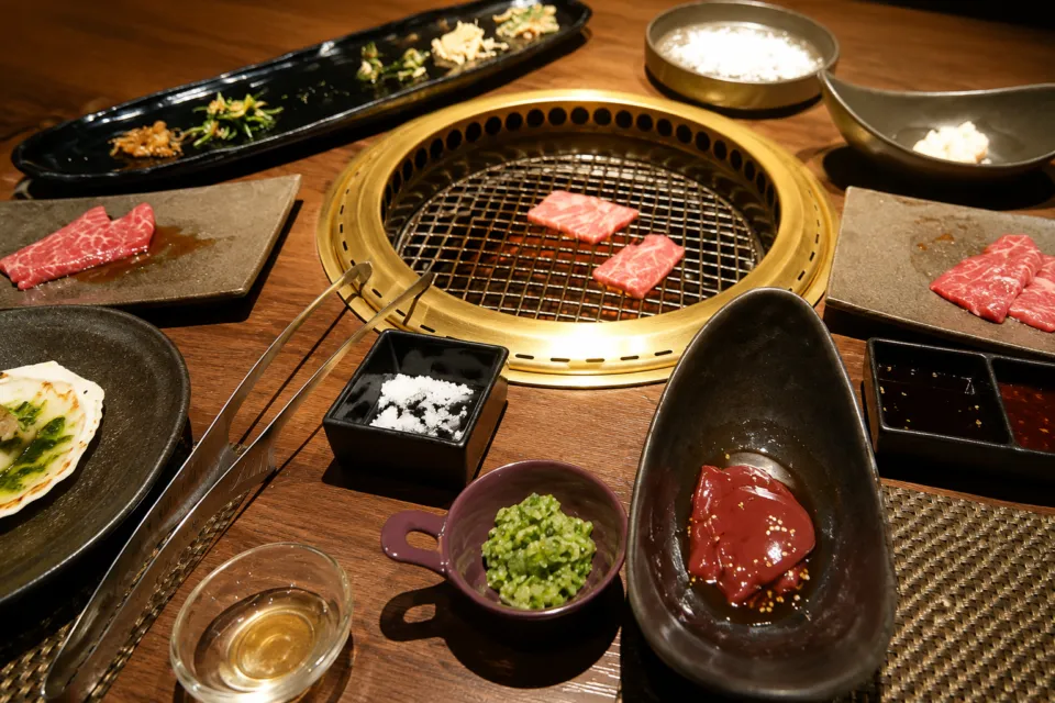 カフー リゾート フチャク コンド・ホテルの卓上焼肉と小皿料理