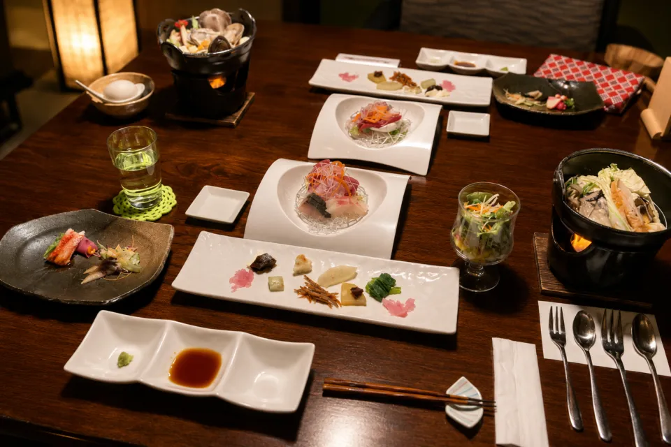 世界遺産の隠れ宿 果実の森の鍋料理や刺身などが並ぶ夕食膳
