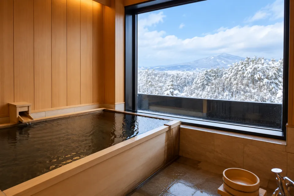 世界遺産の隠れ宿 果実の森の雪景色の山を望む木造浴槽