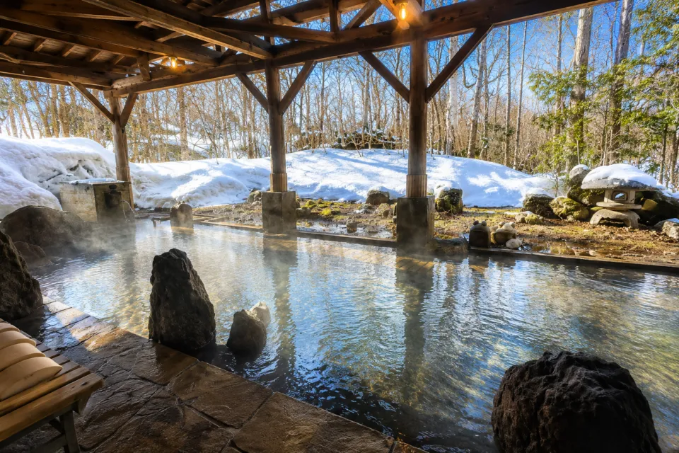 亀の井ホテル 田沢湖の雪景色を望む露天風呂