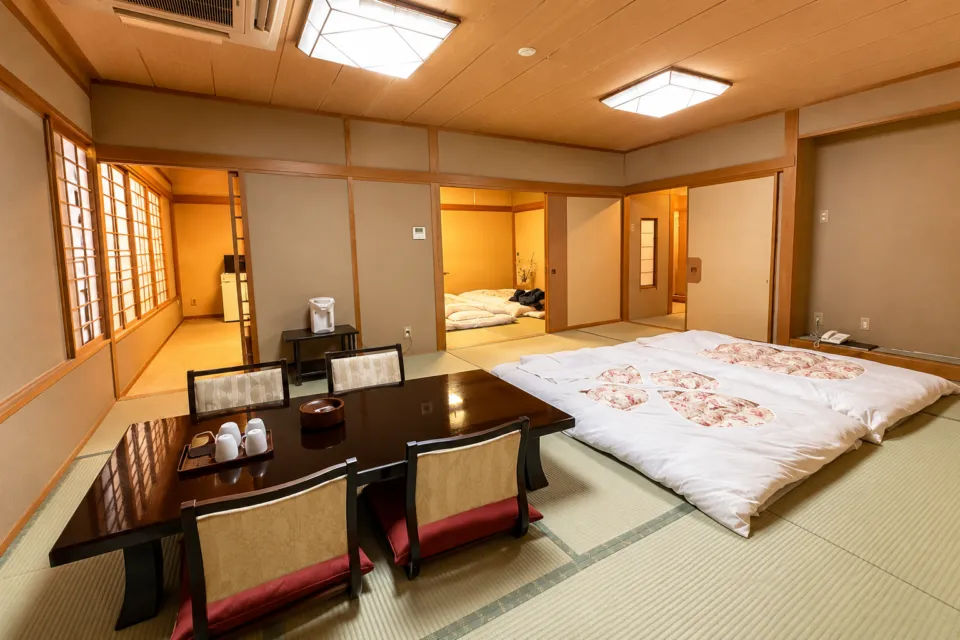 亀の井ホテル 田沢湖の複数の布団を備えた広い和室