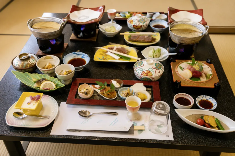 亀の井ホテル 田沢湖の卓上に並ぶ和食料理