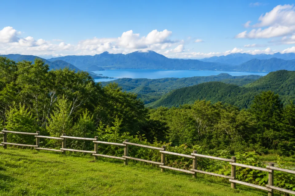 亀の井ホテル 田沢湖の田沢湖と山並みを望む景色