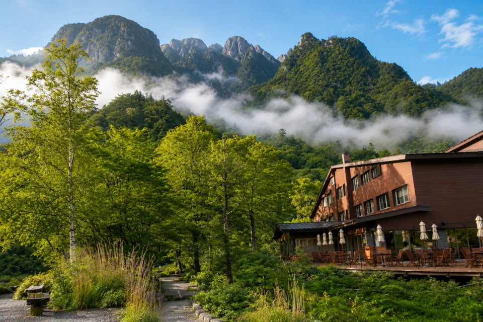 上高地ホテル白樺荘の山々を背にした外観