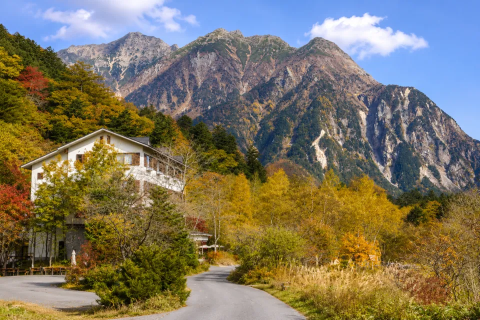 上高地ルミエスタホテルの山並みと紅葉に囲まれた外観