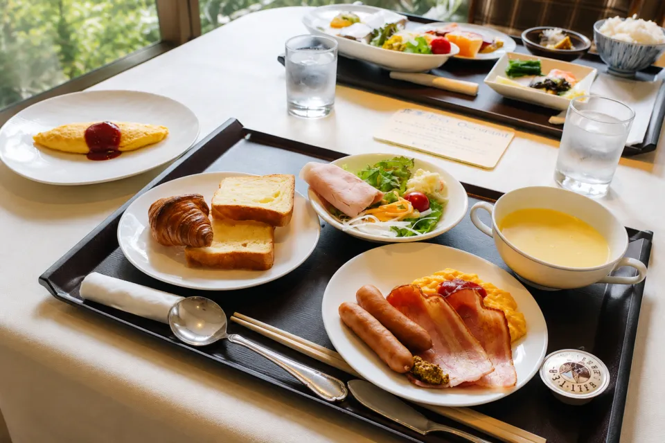 上高地ルミエスタホテルのオムレツやパンを盛り付けた朝食