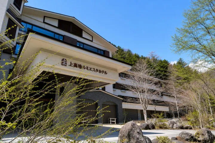 上高地ルミエスタホテルの正面玄関と外観