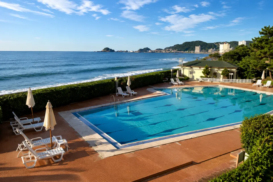 鴨川グランドホテルの海沿いの屋外プール