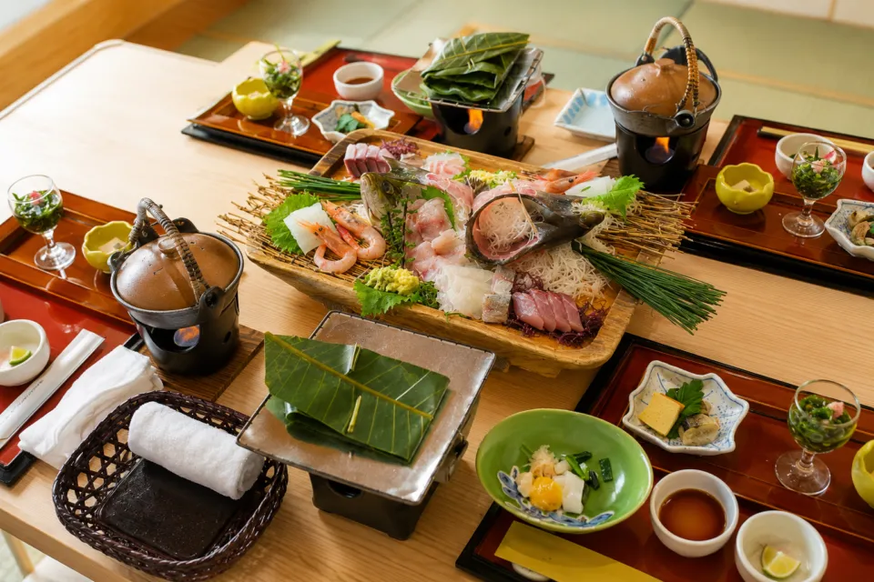 鴨川グランドホテルの刺身盛り合わせを中心とした和食