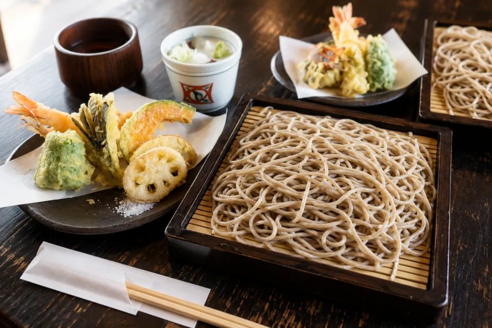 軽井沢 川上庵 本店のせいろそばと天ぷらが並ぶ食卓