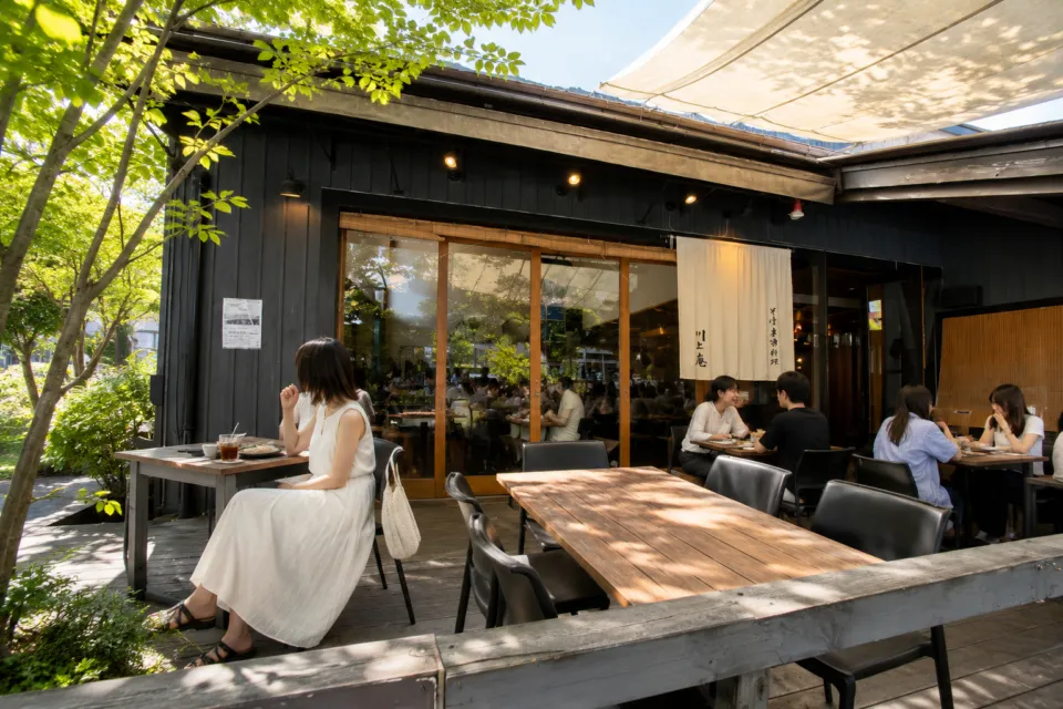 軽井沢 川上庵 本店の木立に囲まれたテラス席